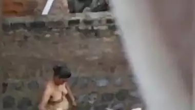 Desi milf Nude Captured Secretly While Bathing on Outdoor