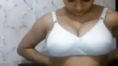 Desi Girl Shows Her Boobs