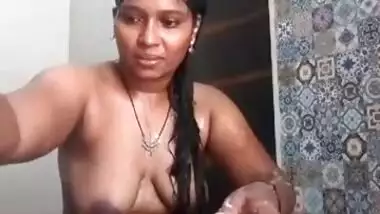 Sexy Bhabhi Record her Nude Video 2