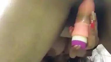 Indian nude MMS of a milf fucking her pussy with a dildo