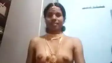 Telugu aunty in traditional jewels showing boobs and pussy