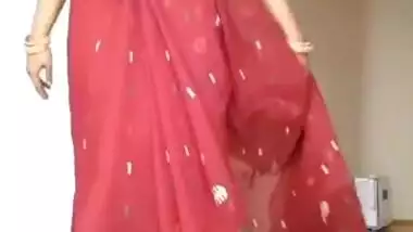 Red sari makes Indian mom look even more amazing when she moves body