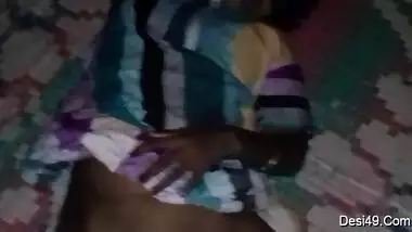 Desi aunty is perfect pulling sari up so man wants to make sex video