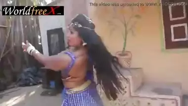 Hot Bhojpuri aunty dancing showing off her big boobs