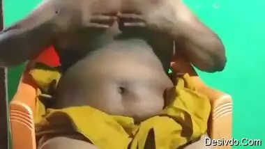horny vanitha aunty showing big boobs and shaved pussy masturbation using red candle