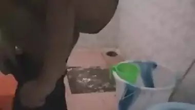 Desi girl changing dress in bathroom