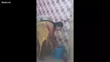 Desi aunty in bathroom