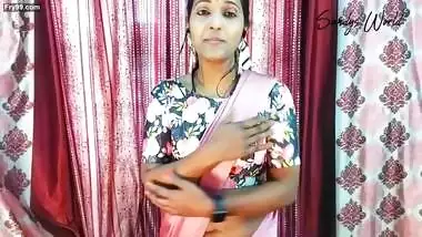 Mallu lady showing navel while wearing sarree