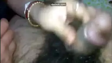 Indian Pinki Bhabhi kissing on husband Jeet’s dick when handjob