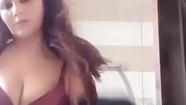 Paki Hot Bhabhi Leaking on Video Chat