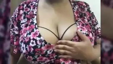 Busty Sexy Aunty Shows Boobs