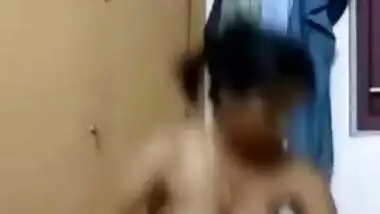 Admire this Tamil girl’s nude big boobs show on selfie cam!