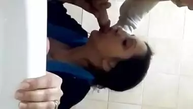 Paki office girl sex with her colleague in the restroom