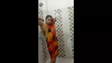 Sarika bathing video (Sarika Vikki)