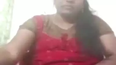 Mature aunty masturbating on live video call sex