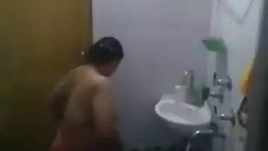 Bhabi bath spy by neighbor