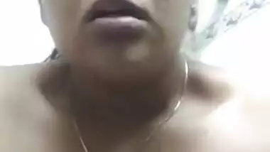 Desi cute bhabi fucking pussy vegetable