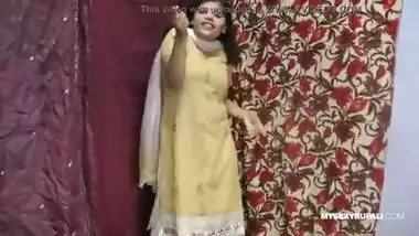 Rupali Indian Girl In Shalwar Suit Stripping Show