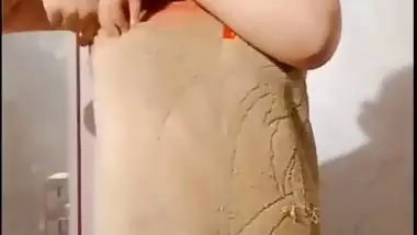Chubby girl records her nude MMS to send to her fiance