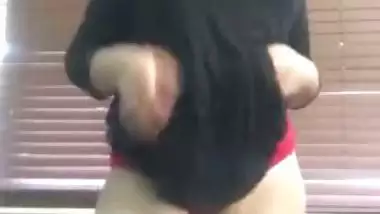 Big ass Paki naked striptease MMS