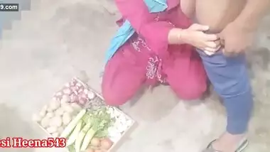 In a clean voice by scolding the sister-in-law who is selling vegetables