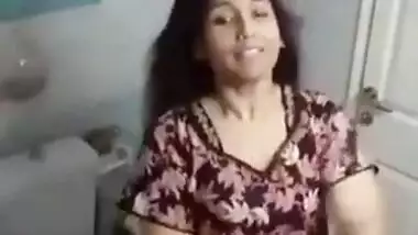 Desi cute girl show her boobs