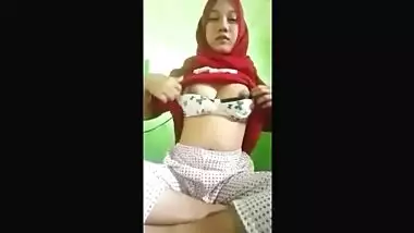 Cute hijabi girl fing