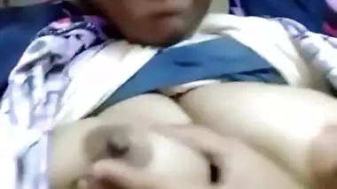 Hungry sexy face girl boob show mms vid