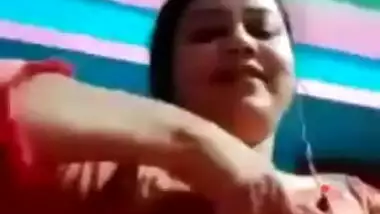 Married Bhabhi showing boobs to BF on video call