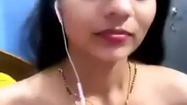 Sexy Desi Bhabhi Shows Her Boobs