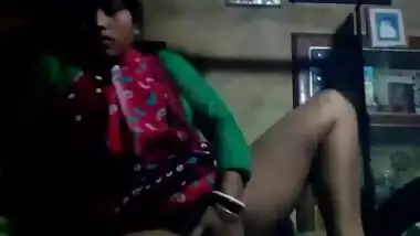 Desi XXX housewife fingering her sweet pussy on selfie camera