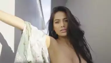 Indian actress’s outdoor chocolate sex video