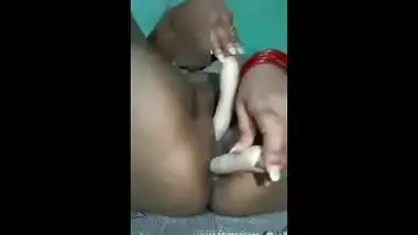 Indian wife sex video playing with a dildo