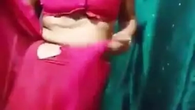 Desi Bhabhi STrip Her Saree and Showing Pussy