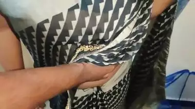 She's really hot to fuck her in saree