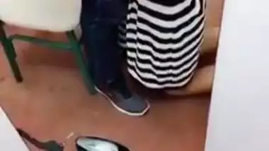 Indian lovers fucks in the dressing room at shopping mall