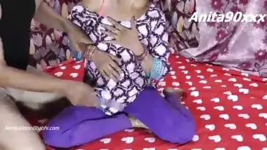 Indian hot video bahan ko akely trapta dekhe ker bhai ne bahan ki chudai ker chut ki peyas bhujhae with Hindi audio me tabator chudai