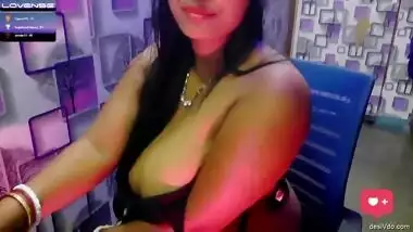 Chubby Bhabhi wearing only Saree Showing her Big Boobs