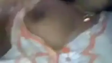 Desi milf showing boobs and vagina fingering -...