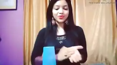 Cute Desi Indian girl Singing !!