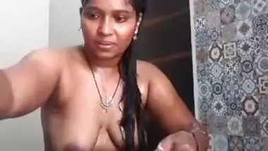 Sexy Desi bhabi Bathing