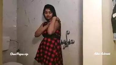 desi college girl alia advani taking shower