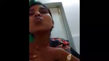 Sexy Bengali Bhabhi Shows Off Boobs On Webcam