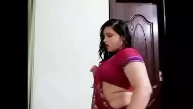 Bubbly delhi housewife bhabhi ishita kumari navel show.