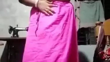 Desi bhabhi showing full nude body