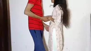 Indian Bhabhi Ko Help Karne Ke Bahane Chida