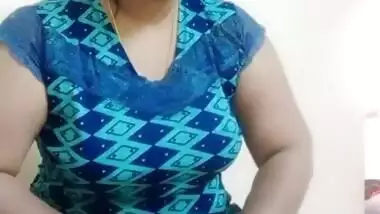 Chubby Bhabhi Shaking Her Boobs