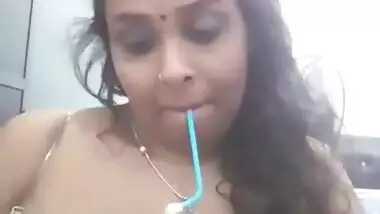 Desi Bhabhi Enjoying Smoke