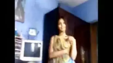 Desi Girl Shows Boobs