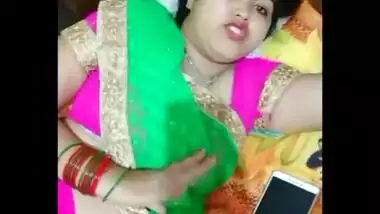 Chubby housewife bhabhi manju maami hot show in bed.